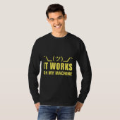 Programmeur het werkt op machine t-shirt (Voorkant volledig)