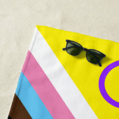 Progrès intersexe Fierté Drapeau Serviette de plag (En situation)