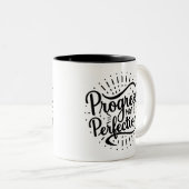 Progrès pas la perfection café à deux tons Mug (Devant droit)