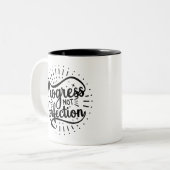 Progrès pas la perfection café à deux tons Mug (Devant gauche)