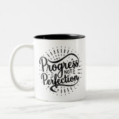 Progrès pas la perfection café à deux tons Mug (Gauche)