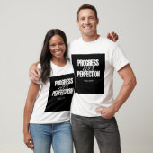 PROGRÈS SUR PROTECTION. T-SHIRT IMPRIMÉ TEXTE (Unisexe)