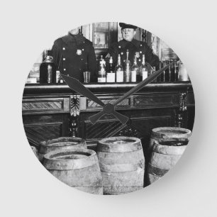 Prohibition - Speakeasy Police Raid Bootlegger - M Ronde Klok