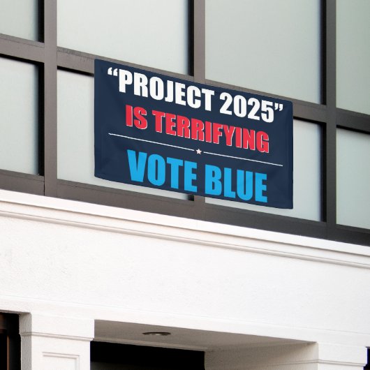 Project 2025 is angstaanjagend - STEM BLAUW 2024 Spandoek (Buitenkant Gebouw)