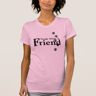 Promenade avec un T-shirt de rose d'ami