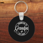 Promoted To Grandpa Est. 2026 Grandparents Baby An Sleutelhanger (Voorkant)