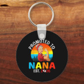 Promoted To Nana Est 2026 Strong Grandma Wer Retro Sleutelhanger (Voorkant)