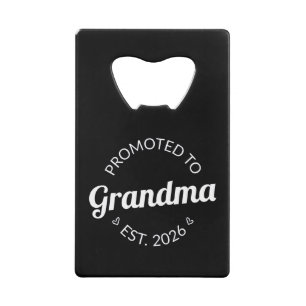 Promotie naar Oma Est. 2026 I Kredietkaart Flessenopener