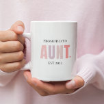 Promu à Tante EST 2025 Mug | Nouveau cadeau de tan<br><div class="desc">Célébrez son nouveau titre passionnant avec cette adorable tasse à deux tons "Promoted to Aunt EST 2025" ! Avec des tons roses doux et un design ludique, cette tasse de café personnalisée est un cadeau réfléchi et chaleureux pour les tantes pour la première fois. Parfait pour les annonces de grossesse,...</div>