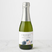 Proost Dusty Blue, roze bloemige bruiloft Modern Sparkling Wijnetiket (Voorkant)