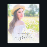 Prospectus 11,4 Cm X 14,2 Cm Célébrons la photo du diplômé<br><div class="desc">Invitation de la fête avec photo de grade avec une élégante typographie. Veuillez noter que cette invitation budgétaire est sur papier de prospectus et elle est très mince. Les enveloppes ne sont pas incluses. Pour des invitations plus épaisses avec enveloppes incluses et des produits correspondants sur le même thème, veuillez...</div>