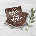Prospectus 11,4 Cm X 14,2 Cm Éclairage à chaîne de bois BUDGET Enregistrer la d<br><div class="desc">Budget Rustic Wood String Lights Lace Wedding Enregistrer la Date FLYERS avec un arrière - plan rustique en bois avec des cordes scintillantes de lumières et de la dentelle de style vintage dans les coins inférieurs. Le mot mariage est lancé dans la typographie rustique et rétro de l'ouest, ce qui...</div>