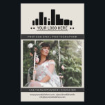 Prospectus 14 Cm X 21,6 Cm Photographe de charbon blanc précoce Logo Grosse p<br><div class="desc">Brochure marketing off-white pour un photographe professionnel personnalisé avec une grande photo, logo, informations de contact sur un côté, texte personnalisé, plus de photos, photo de profil dans un design charmant noir et blanc de fusain propre. Flyer photo professionnel féminin et chic dans un design épuré avec une couleur d'accent...</div>