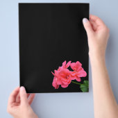 Prospectus 21,6 Cm X 24,94 Cm Fleurs sur arrière - plan noir (main)