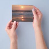 Prospectus Coucher de soleil rose sur la plage (main)