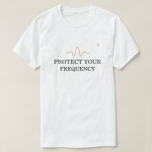 PROTECT YOUR FREQUENCY – Minimal Gold Wave Energy T-shirt (Design voorkant)