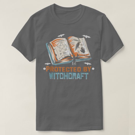 Protected by witchcraft Magic Halloween Occult Wit T-shirt (Design voorkant)