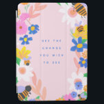 Protection iPad Air Abee the Change<br><div class="desc">Adorable conception de jardin d'abeilles et de fleurs aux couleurs vives avec la citation "abeille le changement que vous souhaitez voir".</div>