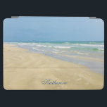 Protection iPad Air Belle photo de plage Sandpiper Monogramme<br><div class="desc">Belle coque ipad de plage avec de magnifiques photos de bord de mer avec un joli bécasseau de sable debout au bord des vagues de l'océan par une journée ensoleillée d'été. De belles vagues bleues d'eau verte roulent sur le rivage sablonneux où votre nom est personnalisé dans la jolie typographie...</div>