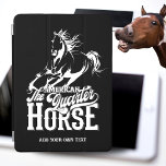 Protection iPad Air Cheval de quart américain Cowboy Cowgirl ouest<br><div class="desc">Le modèle américain de quart de cheval. Cowboy,  cowgirl,  wild west,  western design graphique avec un cheval de course et de style occidental lettrage. Disponible sur de nombreux produits. Montrez votre amour pour ces chevaux emblématiques avec ce design occidental élégant.</div>