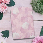 Protection iPad Air Couvercle iPad monogramme rose floral<br><div class="desc">Ajoutez votre initiale à ce joli couvre-lit fleuri rose. Design inspiré par les belles roses roses qui fleurissaient dans mon jardin.</div>