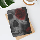 Protection iPad Air Crâne gothique et Roses rouges vibrants<br><div class="desc">Un design sobre et moody avec un crâne aquarelle qui s'écoule dans les fleurs.</div>