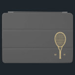 Protection iPad Air Monogramme Tennis moderne Gold Grey Personnalisé<br><div class="desc">Moderne et chic,  cette couverture iPad avec une raquette de tennis en or et un monogramme moderne sur un arrière - plan gris foncé fait un merveilleux cadeau. **Note : L'or de ce produit est simulé. Aucune feuille d'or ne sera utilisée dans la production de ce produit.</div>