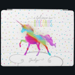 Protection iPad Ajoutez la licorne d'arc-en-ciel de parties<br><div class="desc">Une licorne d'arc-en-ciel dans un ciel de pois et de parties scintillantes… le cadeau parfait pour une fille spéciale qui croit en magie et licornes.</div>