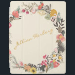 Protection iPad Automne Floral Wreath Jaune Vert avec nom<br><div class="desc">Cette élégante couverture iPad personnalisée dispose d'une belle couronne de fleurs d'automne dans une belle palette d'automne de jaune moutarde,  vert sauge,  et rougissant. Personnalisez-le avec votre nom en écriture de script. Super idée cadeau.</div>