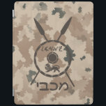 Protection iPad Bouclier Maccabee du désert et oreilles<br><div class="desc">Un style militaire brun "sobre" représentant un bouclier de Maccabee et deux lances sur un arrière - plan de camo dans le désert. Le bouclier est orné d'un lion et d'un texte lisant "Yisrael" (Israël) dans l'alphabet paléo-hébreu. Le texte hébreu "Maccabee" apparaît également. Les Maccabées étaient des rebelles juifs qui...</div>