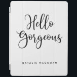 Protection iPad Élégant script noir Bonjour magnifique<br><div class="desc">Un housse chic noir et blanc avec les mots,  Bonjour magnifique.Personnalisez-le avec votre nom. Une belle couverture pour protéger votre ipad. Amusant pour retourner à l'école pour les filles,  ou pour un cadeau de remise de diplômes. Conçu pour vous par Blackberry Boulevard.</div>