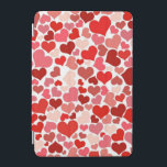 Protection iPad Mini Beaucoup d'amour<br><div class="desc">Minuscules coeurs roses et rouges dans un motif en mosaïque.</div>