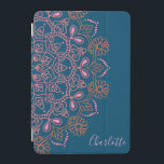 Protection iPad Mini Boho moderne Mandala Medallion Turquoise Nom du sc<br><div class="desc">Une touche moderne sur un motif classique mandala en rose et orange sur un arrière - plan turquoise foncé,  personnalisé avec votre nom.</div>