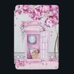 Protection iPad Mini Bouteille de téléphone rose floral personnalisée<br><div class="desc">Cette belle couverture iPad dispose d'une cabine téléphonique rose ornée de fleurs et d'un arbre à proximité qui laisse tomber des fleurs roses au sol. Vous pouvez personnaliser avec votre nom.</div>