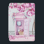 Protection iPad Mini Bouteille de téléphone rose floral personnalisée<br><div class="desc">Cette belle couverture iPad dispose d'une cabine téléphonique rose ornée de fleurs et d'un arbre à proximité qui laisse tomber des fleurs roses au sol. Vous pouvez personnaliser avec votre nom.</div>