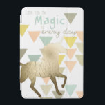 Protection iPad Mini Cherchez la licorne magique au quotidien or<br><div class="desc">June Erica Vess est une artiste contemporaine qui aime utiliser des lignes, des motifs et des couleurs vives dans ses tableaux. Cette impression fillette et amusante avec une silhouette de licorne d'or et une citation motivationnelle a été officiellement autorisée par World Art Group. Le motif, mignon, coloré, chatoyant licorne et...</div>