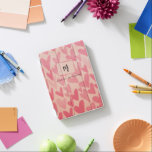Protection iPad Mini Coeurs de Doodle rose moderne Monogramme<br><div class="desc">Le design comporte monogramme et nom contre un mignon motif arrière - plan de coeur de doodle rose. Insérez facilement les initiales et le nom. Un cadeau personnalisé idéal pour toutes les occasions, y compris le retour à l'école, le bureau à la maison, l'anniversaire, la fête des mères, la Saint-Valentin,...</div>