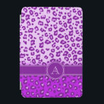 Protection iPad Mini Couverture ipad en monogramme violet Empreinte de<br><div class="desc">Un coque monogramme de style empreinte de léopard unique dans les tons violets et violets clairs contrastant. Un cadeau parfait pour une fille ado ou une femme à la mode. Personnalisez cet objet avec l'initiale de votre choix. Voici l'exemple : A. Ce coque original est conçu par Sarah Trett.</div>