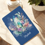 Protection iPad Mini Crystals Boho Magique Dreamcatcher Navy<br><div class="desc">Cette couverture magique d'iPad en boho est composée d'un grand cristal en forme de larme avec un beau mélange d'aquamarine et de couleurs turquoise. Un feuillage délicat, des cristaux suspendus et un attrapeur de rêve sur un arrière - plan de marine protègent votre iPad avec une touche de magie. Personnalisée...</div>