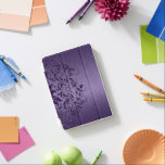 Protection iPad Mini Dentelle Florale Profonde Et Violette Sur Texture<br><div class="desc">Elégante texture violette métallique et profonde pourpre vintage dentelle florale</div>