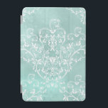 Protection iPad Mini Élégant Damas Turquoise et blanc<br><div class="desc">Flugubre blanc damassé et motif floral sur arrière - plan turquoise pastel doucement ombragé.</div>