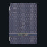 Protection iPad Mini Fille Marine et Rose Gold Foil Hexagon géométrique<br><div class="desc">Fille Marine et Rose Gold Foil Hexagon Couverture géométrique avec élégant arrière - plan bleu foncé et espace pour votre nom ou autre texte personnalisé. Facile à customiser avec du texte, des polices et des couleurs. Créé par le designer pro Zazzle BK Thompson © exclusivement pour Cedar et String; veuillez...</div>