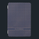 Protection iPad Mini Fille Marine et Rose Gold Foil Hexagon géométrique<br><div class="desc">Fille Marine et Rose Gold Foil Hexagon Couverture géométrique avec élégant arrière - plan bleu foncé et espace pour votre nom ou autre texte personnalisé. Facile à customiser avec du texte, des polices et des couleurs. Créé par le designer pro Zazzle BK Thompson © exclusivement pour Cedar et String; veuillez...</div>