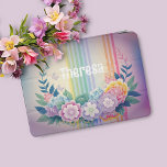 Protection iPad Mini Fleurs pastel et rayures arc-en-ciel<br><div class="desc">Votre nom au-dessus d'une couronne de fleurs pastel. L'arrière - plan à l'ombre de la licorne présente des rayures arc-en-ciel pastel.</div>