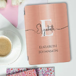 Protection iPad Mini Glam Peach Fuzz Brossé Métal Blanc Nom du monogram<br><div class="desc">Elevez votre style technologique avec notre Glam Peach Fuzz brossé métal blanc Monogramme Nom iPad Air Cover! Cette étonnante couverture est ornée d'un arrière - plan en métal brossé au fuzz de pêche, orné d'un monogramme blanc audacieux et d'un élégant nom de script noir. Sous le monogramme, vous pouvez personnaliser...</div>
