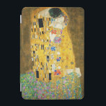 Protection iPad Mini Gustav Klimt The Kiss Vintage<br><div class="desc">Gustav Klimt Le Kiss Vintage Art Nouveau Peinture Le Kiss (En allemand : Der Kuss) a été peint par le peintre symboliste autrichien Gustav Klimt entre 1907 et 1908, le point culminant de sa période d'or, lorsqu'il peignit un certain nombre d'oeuvres dans un style doré similaire. Le tableau est largement...</div>