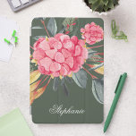 Protection iPad Mini Jardin rose Geranium Vert<br><div class="desc">La couverture présente une fleur de géranium rose vibrante sur un arrière - plan vert luxuriant, capturant la fraîcheur d'un jardin fleuri. Le contraste saisissant et les détails complexes font de votre iPad Mini une véritable oeuvre d'art. Ajoutez votre nom, monogramme ou une inscription significative pour faire de cette couverture...</div>