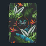 Protection iPad Mini Jungle safari feuillage vert feuille noir<br><div class="desc">Un arrière - plan noir chic. Forêt tropicale verte et bleue, jungle. Palmier et feuilles de banane, feuillage aux fleurs rouges et oranges, fleurs. Un cadre noir et orange avec espace pour votre nom et lettre monogramme. Le nom est écrit avec un script de style moderne écrit à la main....</div>