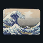 Protection iPad Mini La Grande Vague | Monogramme<br><div class="desc">Design monogramme branché avec la célèbre peinture de Hokusai Great Wave. Ajoutez votre libellé personnalisé à cette conception à l'aide des cases "Modifier ce modèle de conception" situées à droite de l'élément, ou cliquez sur le bouton bleu "Customiser" pour arranger le texte, modifier les polices et les couleurs et ajouter...</div>
