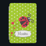 Protection iPad Mini Ladybug vert rouge polka fleurie nom de l'art ipco<br><div class="desc">Mignonnes filles volant ladybug / ladybird ipad couverture avec en rouge avec les coeurs sur un arrière - plan de fleurs polka vert et blanc,  personnalisez avec votre nom. Il lit actuellement Marika. Uniquement conçu par Sarah Trett.</div>